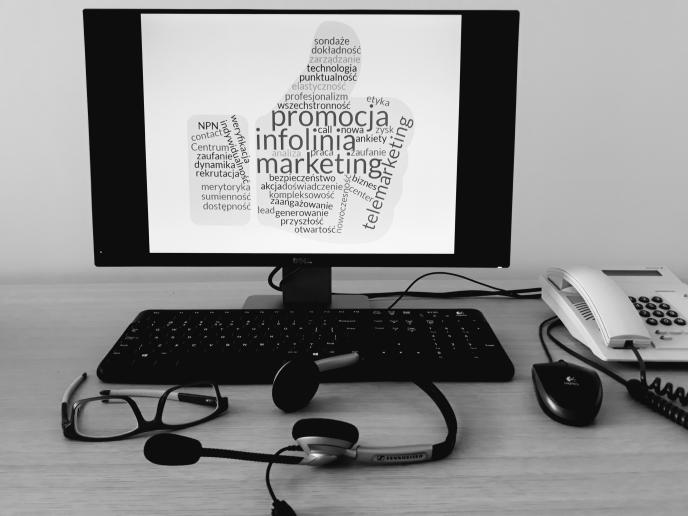 Zdjęcie przedstawia stanowisko pracy telemarketera.